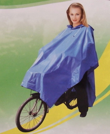 C'est un manteau idéal en vélo contre la pluie - je me protège de la pluie à vélo - je suis belle en vélo, même sous la pluie - protection pluie - belle à vélo électrique - http://www.sportvelo.be