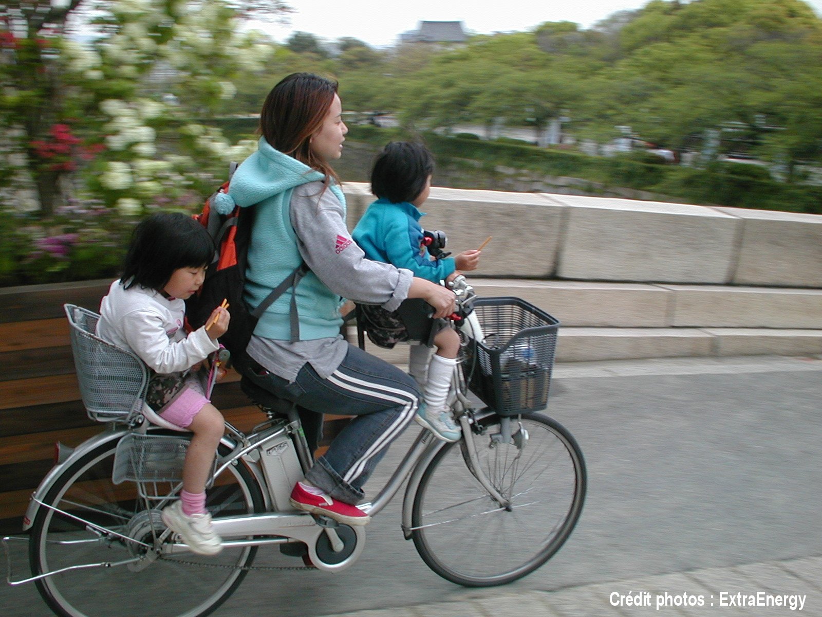 femmes et enfants en velo electrique - faire du velo electrique avec ses enfants - je promène mes enfants sans me fatiguer - vive mon vélo électrique multifonctions - ExtraEnergy - Belle à vélo électrique